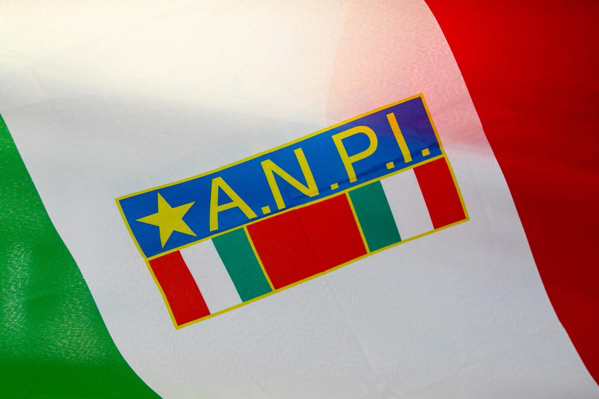 bandiera italiana con il logo di Anpi